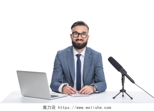 白色背景上的快乐男性新闻播音员新闻播音员笔记本电脑与麦克风